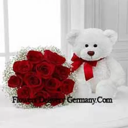 Mazzo di 11 rose rosse con riempitivi stagionali insieme a un carino orsacchiotto bianco alto 14 pollici