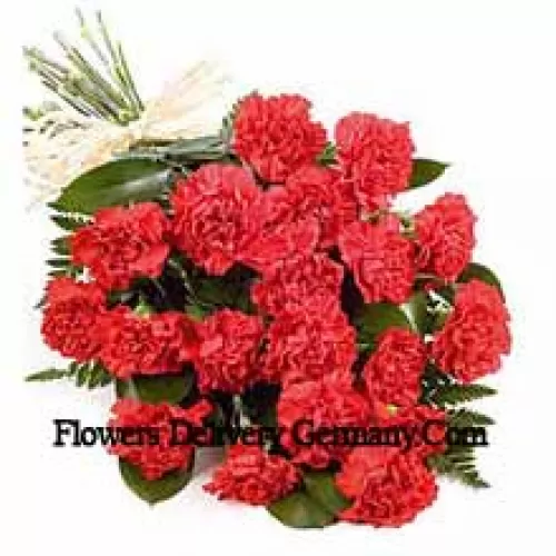 Un magnifique bouquet de 25 œillets rouges avec des remplisseurs saisonniers