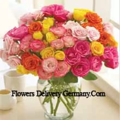 51 roses de couleurs mélangées disposées magnifiquement dans un vase en verre