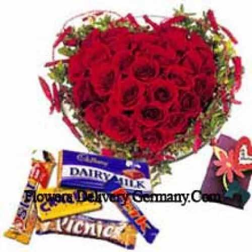 Disposizione a forma di cuore di 41 rose rosse, cioccolatini assortiti e una carta di auguri gratuita