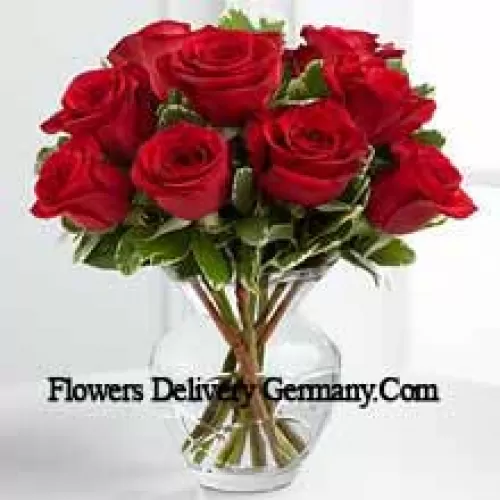 9 Roses Rouges avec des Fougères dans un Vase